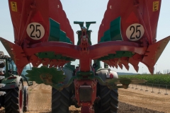 Hans_Auinger_07_FENDT_936_VarioSCR_360_PS_mit_KVERNELAND_Pflug_PG100-77-28_7-Schar__D700_81160_LR